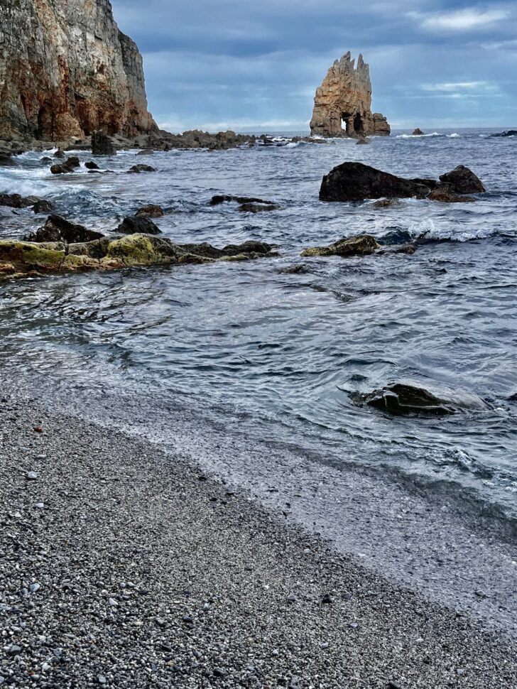Piedra el Oleo playa de Portizuelo costa occidental asturiana