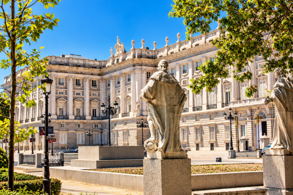 Fachada del Palacio Real de Madrid vista desde los jardines y las esculturas de la plaza